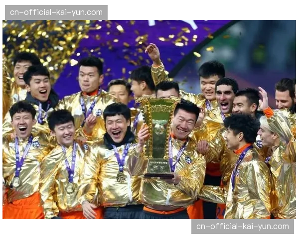 特写镜头：山东泰山球迷巨型Tifo致敬俱乐部成立三十周年